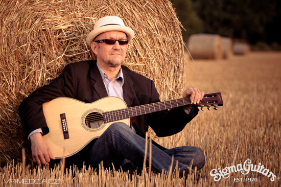 Retro Blues je Petr Džetro Ritzka Petr Džetro Ritzka je český folk bluesový spěvák a hráč na kytaru