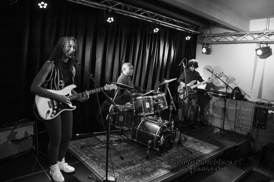 Kytaristka a zpěvačka Jackie Venson se svým bandem na koncerte v Kolíne