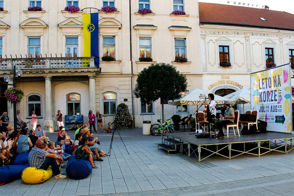Slovenská bluesová speváčka Zuzana Suchánková a gitarový multiinštrumentalista Peter Luha koncertovali na trnavskom Korze v Trnave