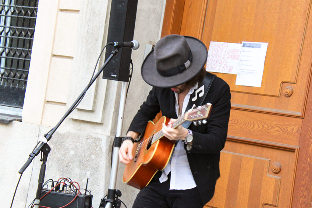 V Trnave sa v rámci projektu Leto na Korze 2017 predstavil spevák a gitarista Jerguš Oravec
