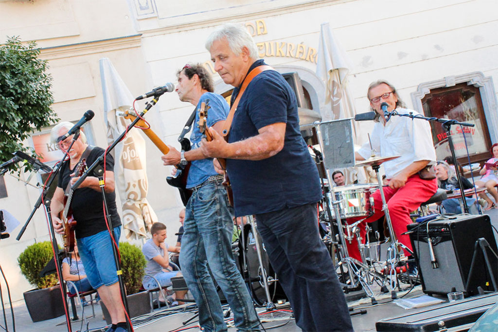 Trnavská bluesová kapela Bluesová Svokra zahrala v Trnave na Leto na Korze 2017