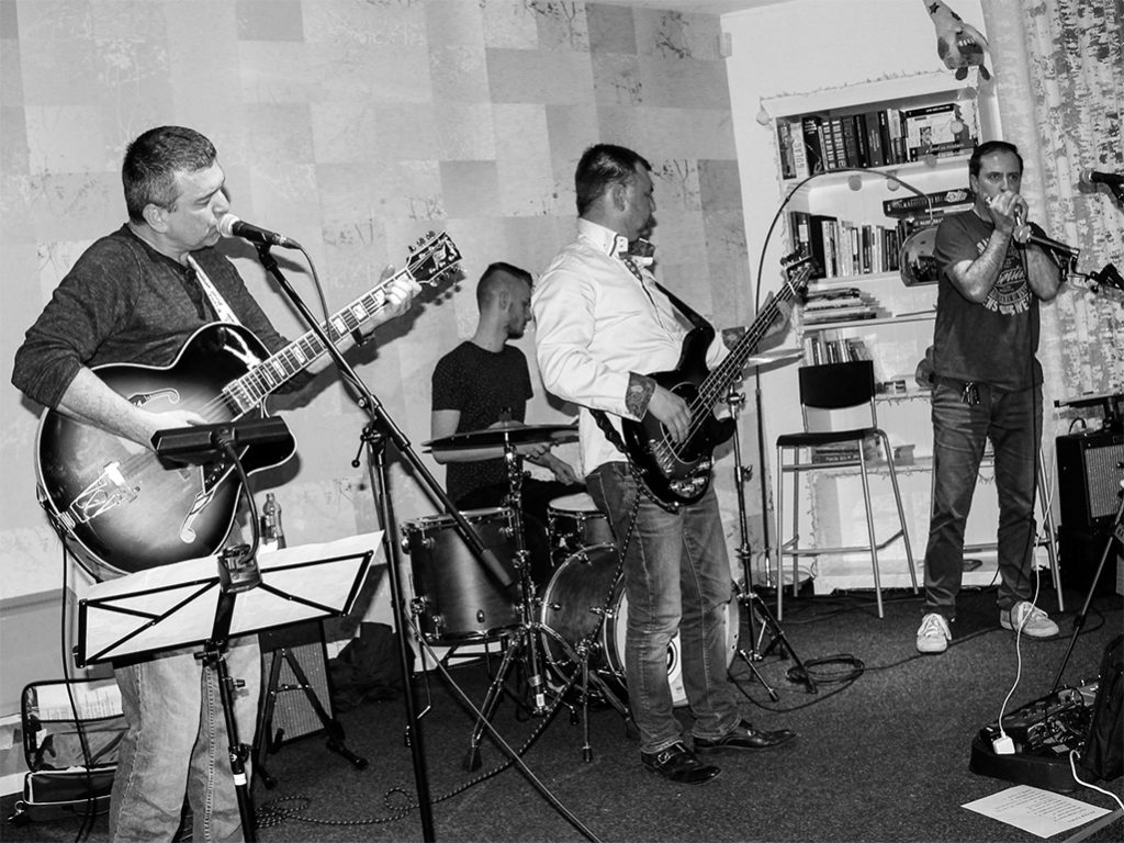 V Amfik Café v Trnave sa konal koncert Modrý štvrtok 2018 Petra Luhu a kapely Second Band