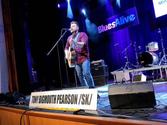Víťaz Blues Aperitiv 2019 akustický gitarista a spevák Štefan Uhriňák alias Tony Bigmouth Pearson