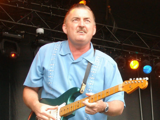 Umrel gitarista Litlle Charlie Baty