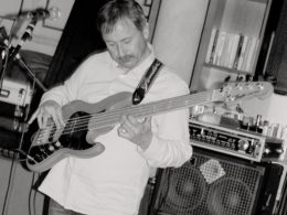 Basgitarista Walter Bartoš na koncerte W Band v Trnave