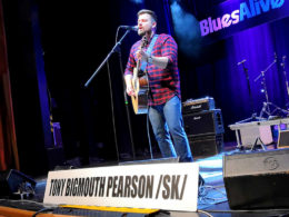Víťaz Blues Aperitiv 2019 akustický gitarista a spevák Štefan Uhriňák alias Tony Bigmouth Pearson